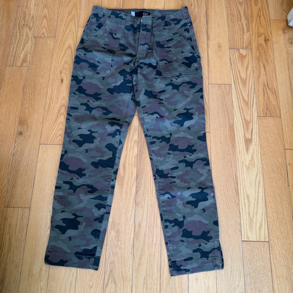 Kut from the Kloth Green Camouflage size 8  Pants